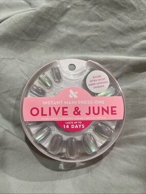 NWT Olive & June press-on nails